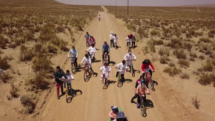 “Pedaleando sueños”: la campaña de Radio Visión Jujuy llevó las bicicletas a la puna jujeña